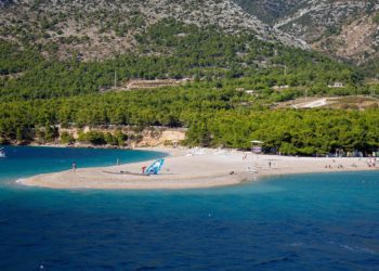 Zrakoplovi poletjeli s Brača i krenuli u akciju protiv bjesnoće