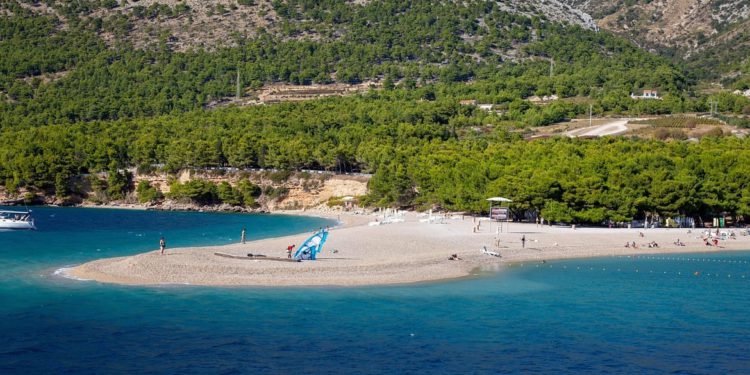 Zrakoplovi poletjeli s Brača i krenuli u akciju protiv bjesnoće