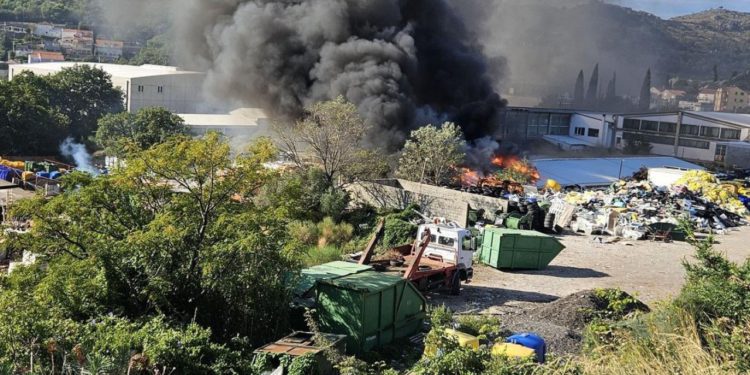 Županijski vatrogasni zapovjednik Stjepan Simović: ‘ Zaustavili smo vatru, zapalilo se postrojenje za preradu papira…’