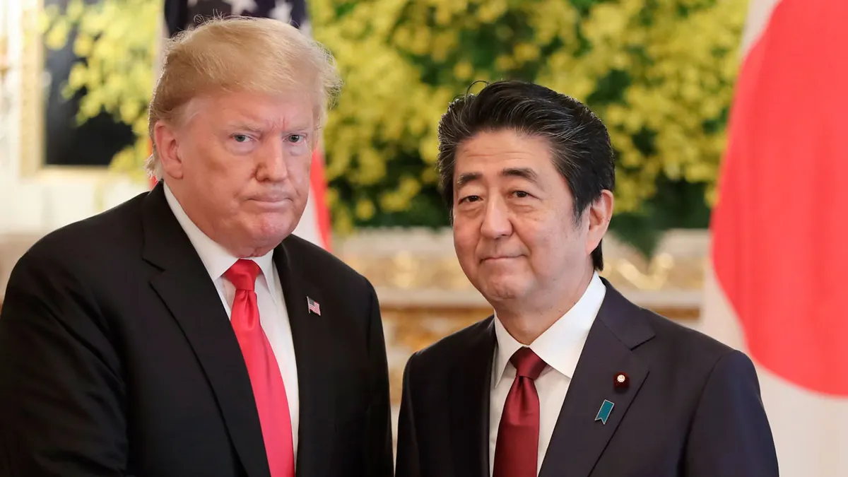 Donald Trump pozira s japanskim premijerom Shinzom