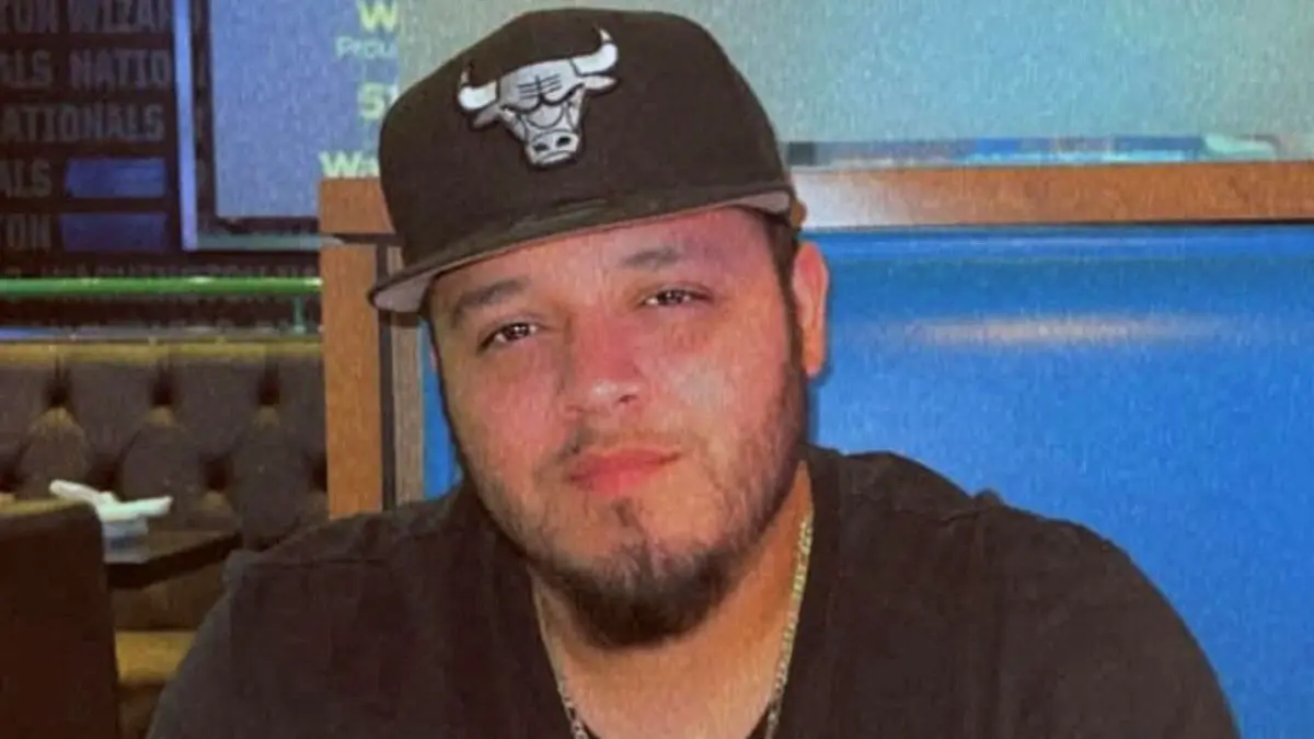 Kilmar Abrego Garcia nosi šešir Chicago Bullsa