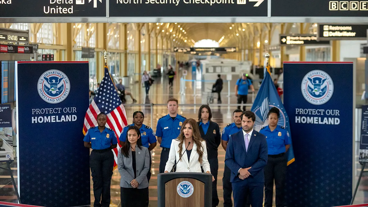 Tajnica za domovinsku sigurnost Kristi Noem govori tijekom konferencije za novinare na kojoj je najavila da većina putnika u zrakoplovnom prijevozu više neće morati skidati cipele na sigurnosnim kontrolnim točkama u utorak, 8. srpnja 2025., u Nacionalnoj zračnoj luci Reagan u Washingtonu. (AP Photo/Mark Schiefelbein)