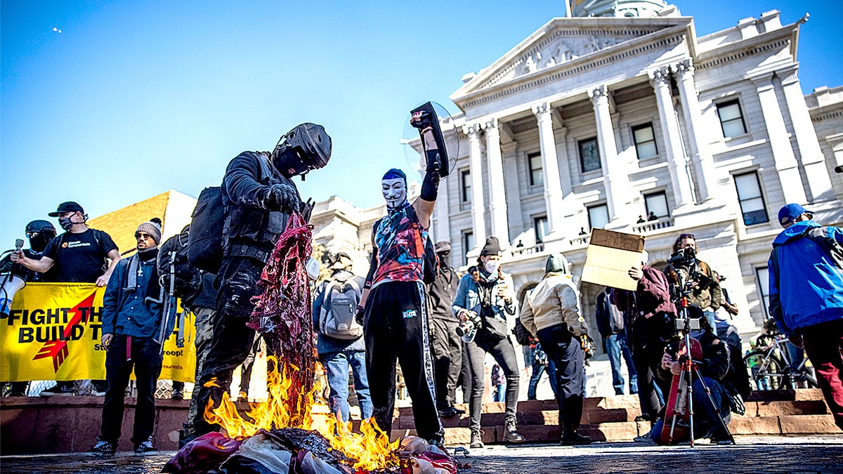 Antifa, komunisti koji spaljuju američku zastavu