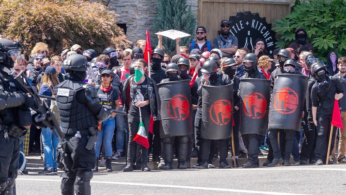 Članovi Antifa u Portlandu