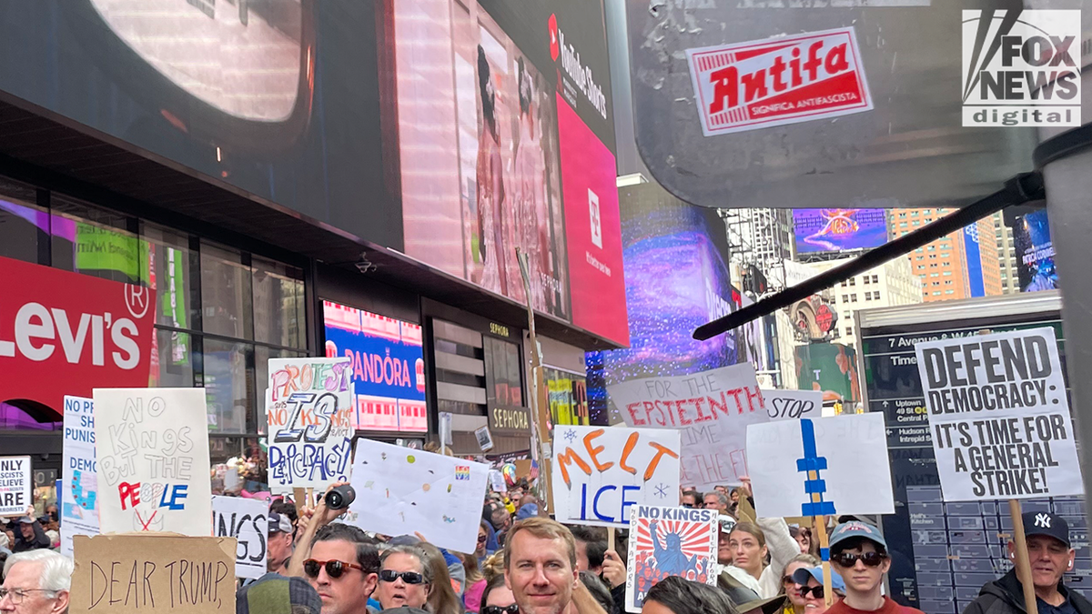 Antifa naljepnica uočena na skupu No Kings