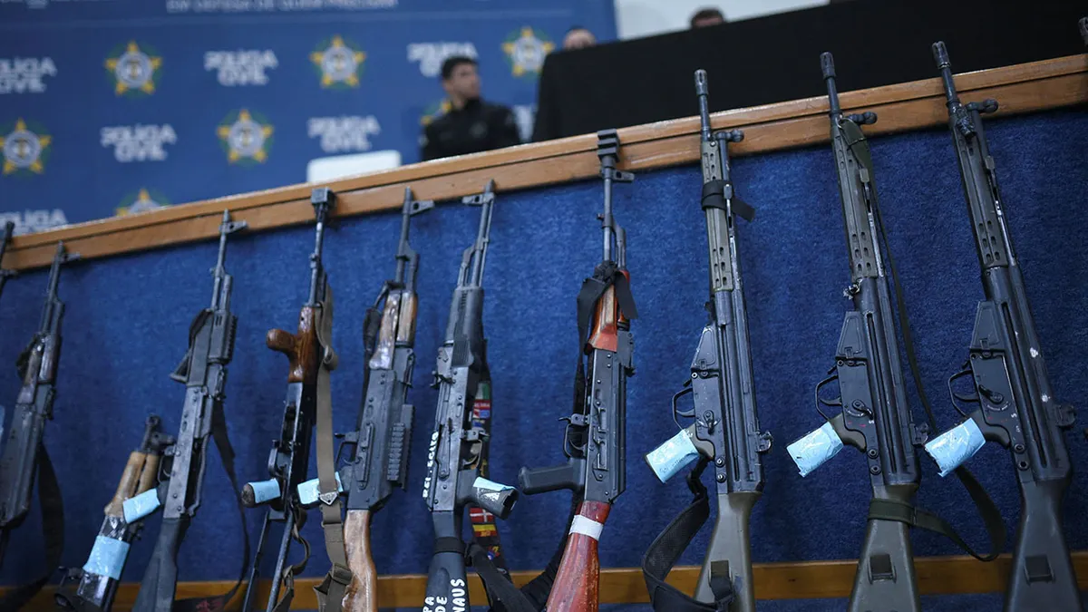 Oružje zaplijenjeno tijekom racije u Brazilu.