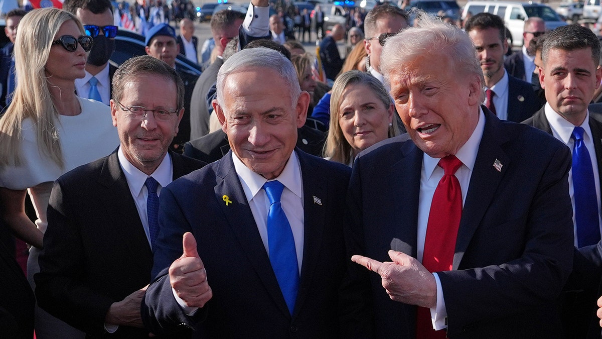 Predsjednik Donald Trump i izraelski premijer Benjamin Netanyahu poziraju za fotografiju