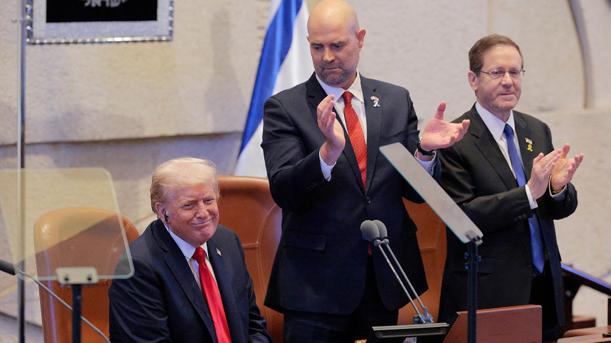 Predsjednik Donald Trump nasmiješio se dok prima stojeće ovacije