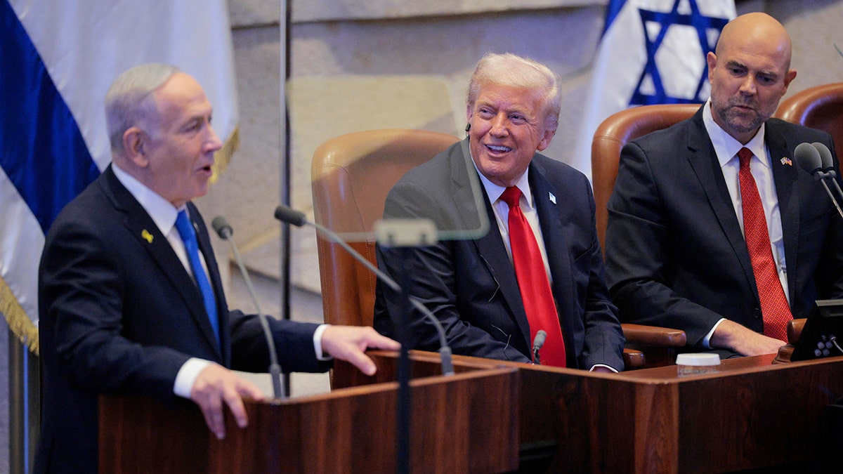 Trump sjedi i sluša kako Netanyahu govori u Knessetu