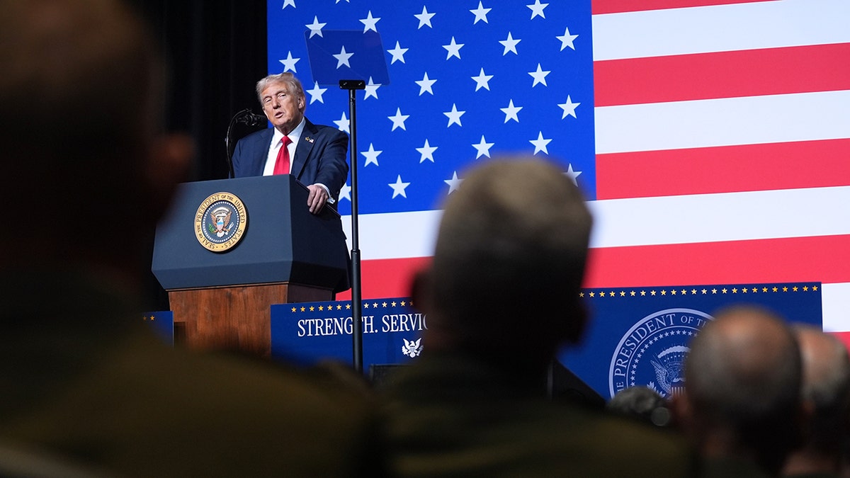 Donald Trump razgovarao s vojnim višim čelnicima s pozadinom američke zastave