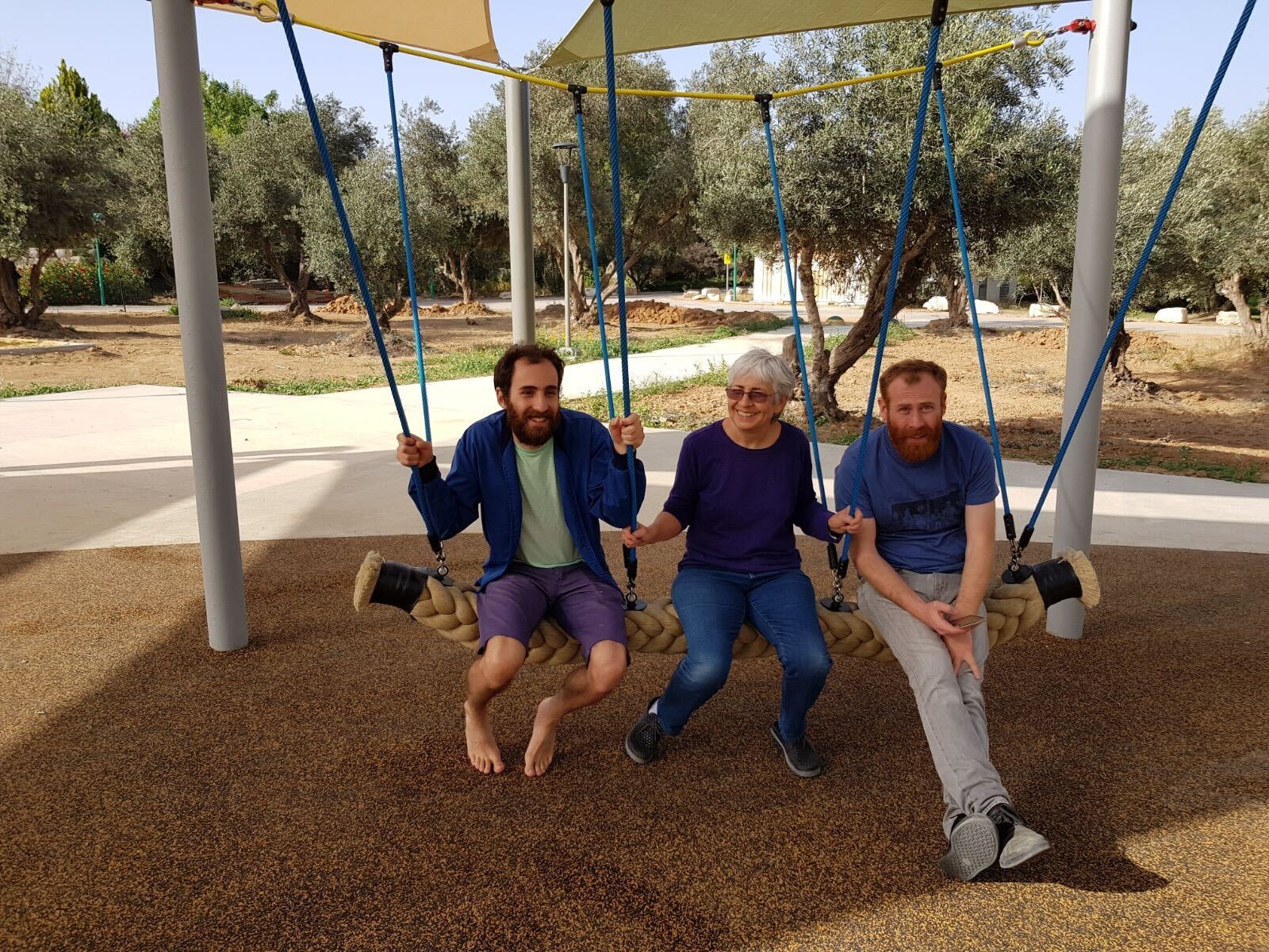 Yonatan Zeigen, lijevo, sjedi s majkom Vivian Silver