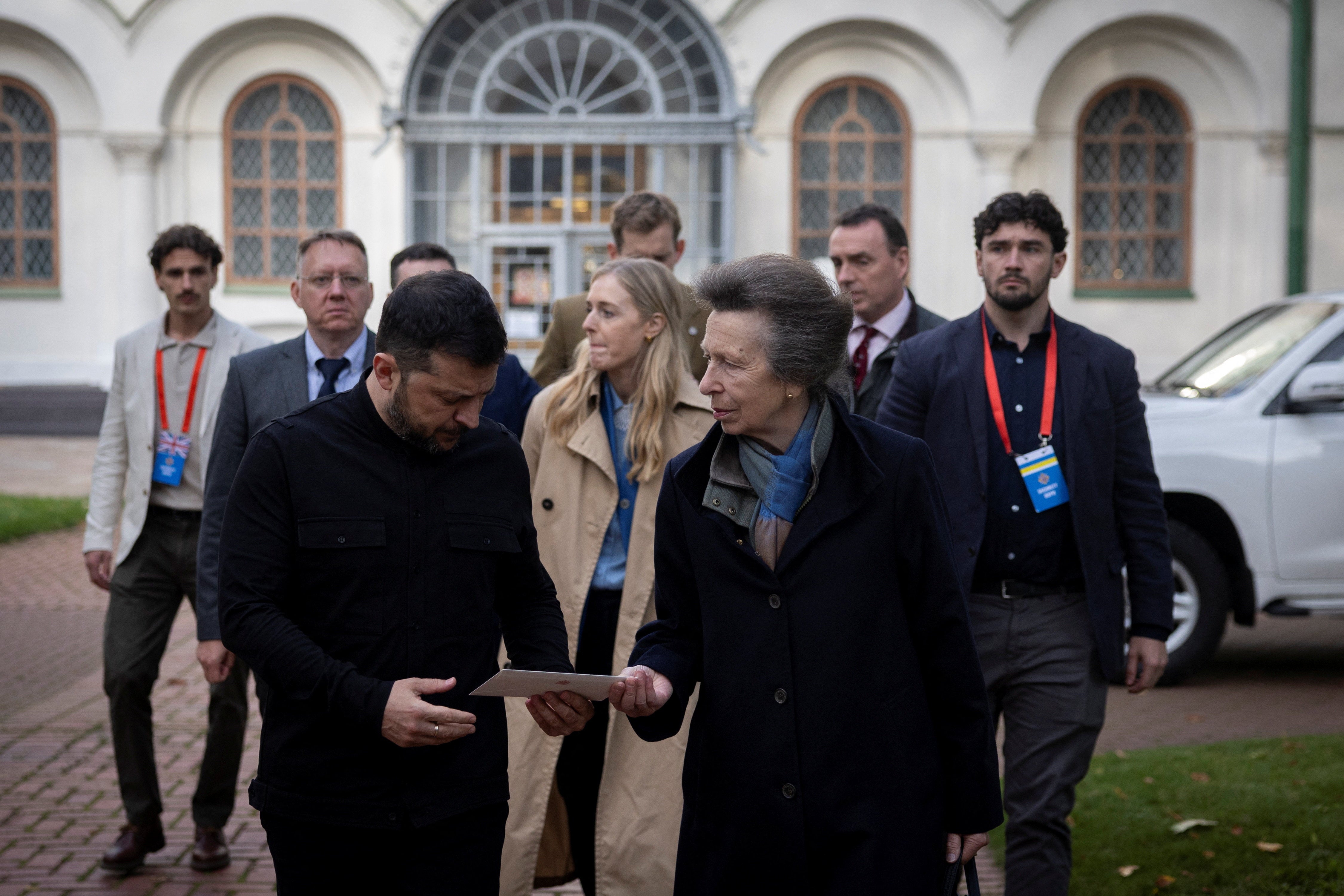 Anne predaje pismo predsjedniku Zelenskyju tijekom sastanka u katedrali svete Sofije u Kijevu