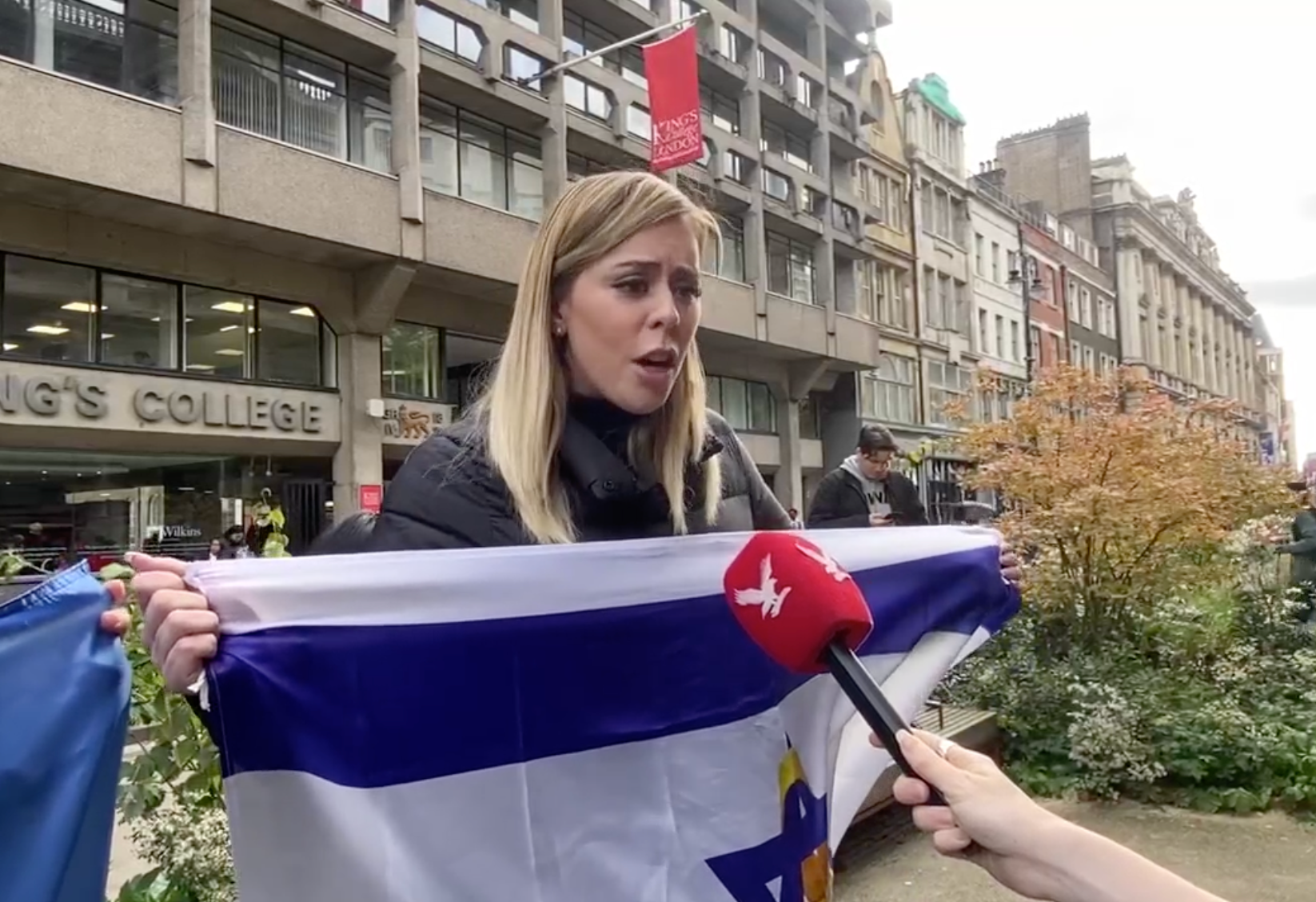 Pro-izraelska Emily Schrader prosvjedovala je izvan King's Collegea London