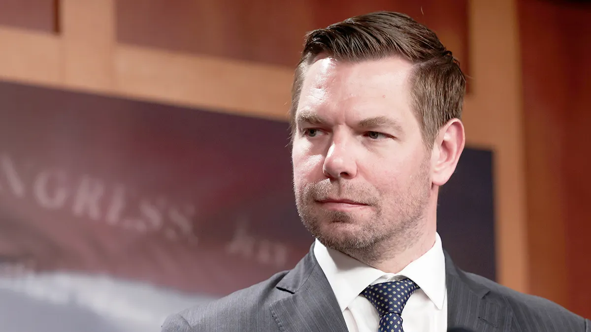 Rep. Eric Swalwell sluša tijekom konferencije za tisak
