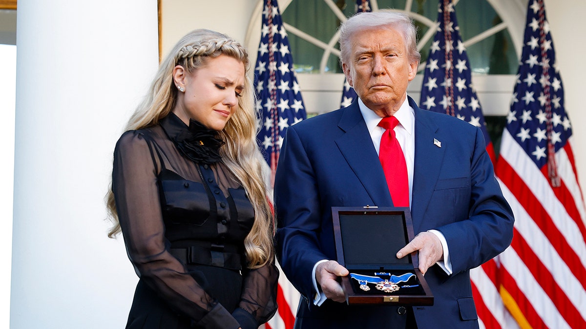 Erika Kirk i predsjednik Donald Trump u Rose Gardenu.