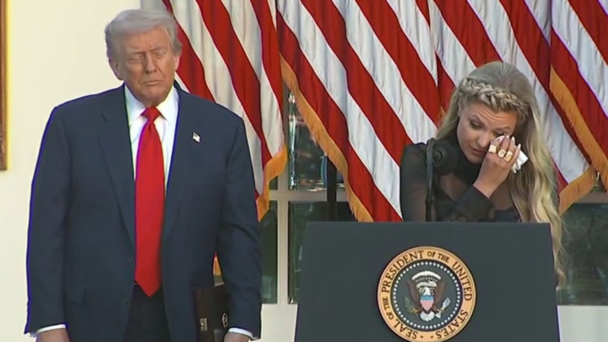 Erika Kirk suši suzu na ceremoniji Bijele kuće