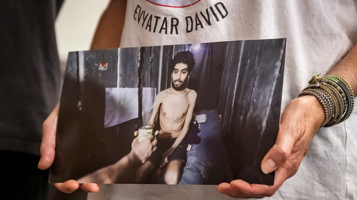 Majka Evyatar Davida drži fotografiju iz Hamasovog videa svog sina