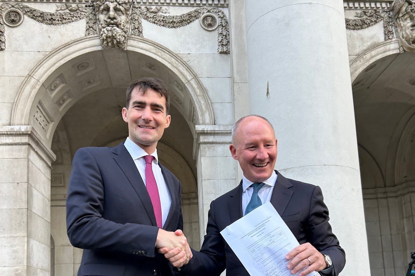 Predsjednički kandidat Fianna Fail Jim Gavin (desno) i Jack Chambers poziraju za fotografiju dok je gospodin Gavin predao svoje papire za nominaciju za predsjedničku utrku (Cillian Sherlock/PA)