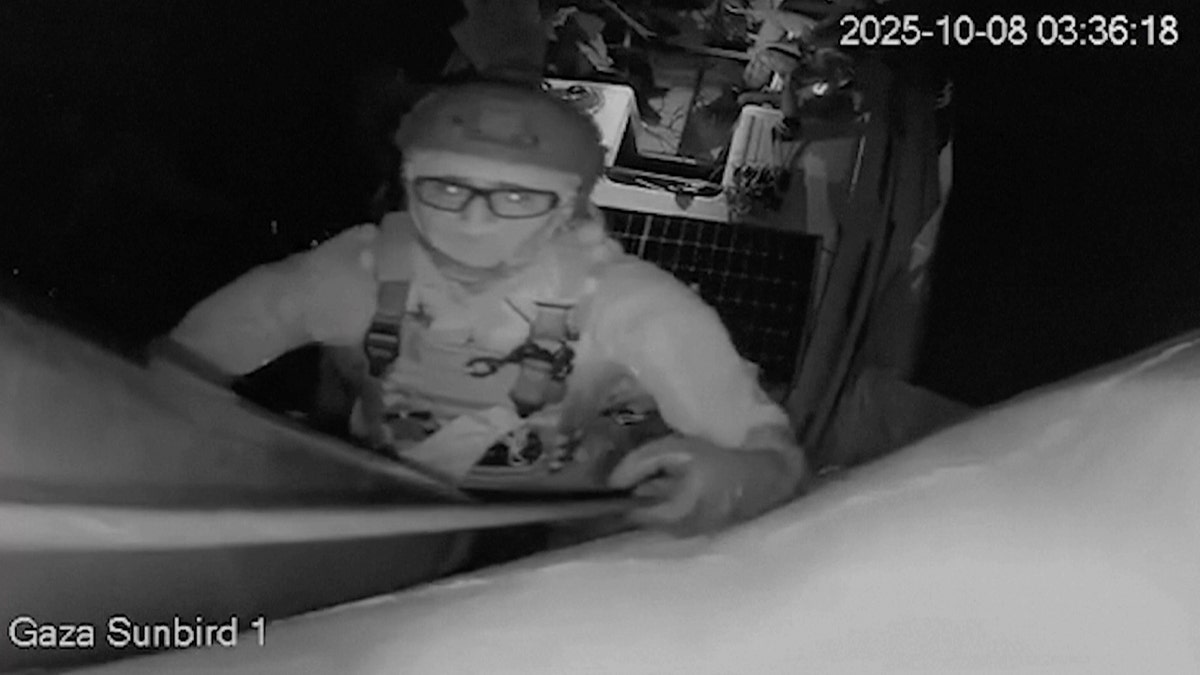 Netko gleda kameru dok izraelske snage presreću flotilu vezanu za Gazu