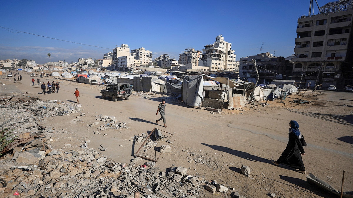 Palestinci prolaze kroz ruševine u Gazi