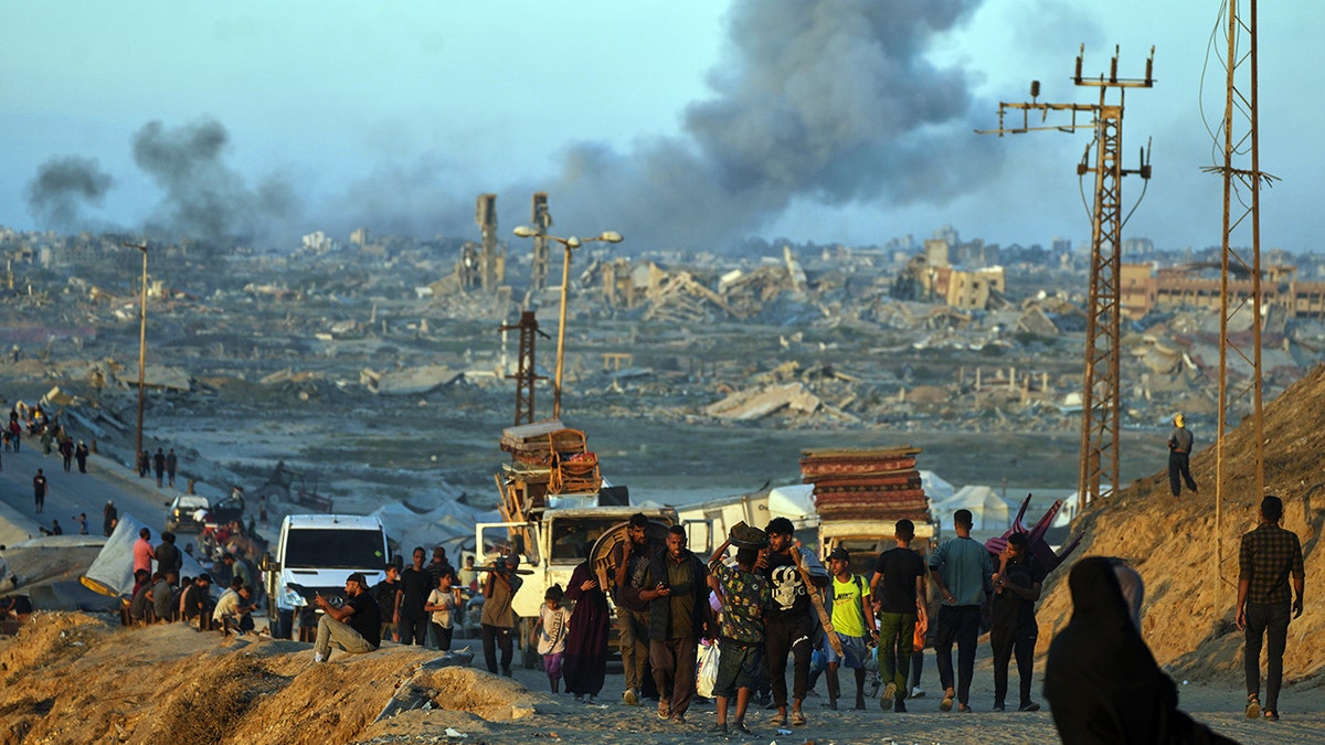 Raseljeni Palestinci hodaju u Gazi Strip