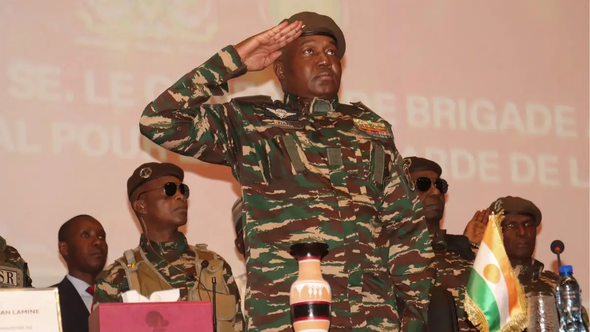 Vođa nigerske hunte general Abdourahamane tchianii salus tijekom ceremonije u Nimeyu.