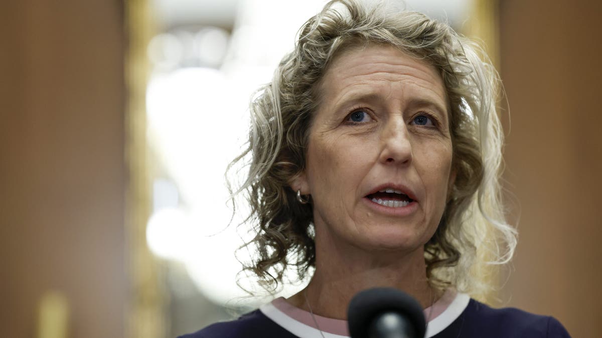 Kiggans govori u mikrofon u DC-u