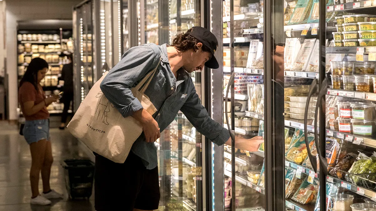 Čovjek u trgovini namirnicama