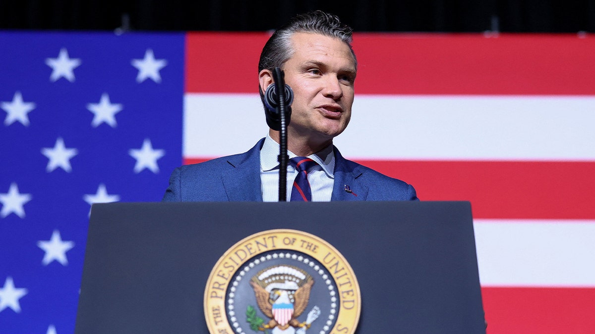 Pete Hegseth obraća se generalima u Quanticu.