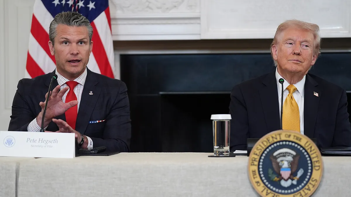 Ministar rata Pete Hegseth govori zajedno s predsjednikom Donaldom Trumpom
