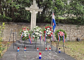 Grad − Uoči Dušnog dana i Svih svetih načelnik Pavličević položio vijenac i zapalio svijeću za sve poginule branitelje i civile u Domovinskom ratu