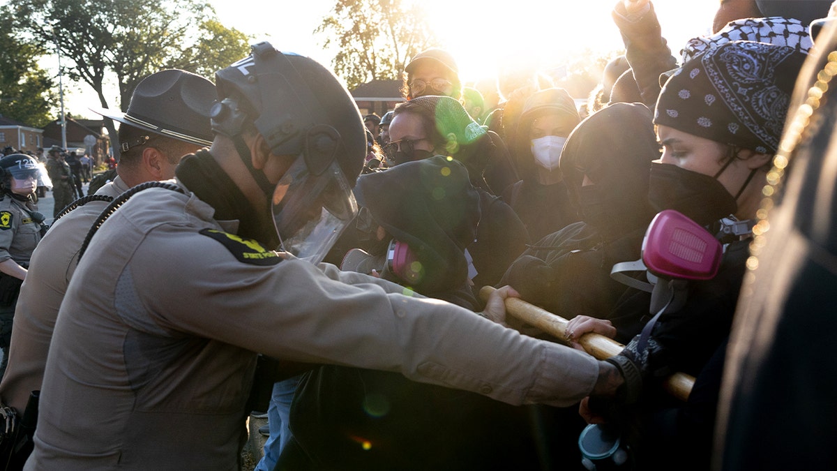 Sukoba zakona o provedbi zakona s prosvjednicima protiv leda