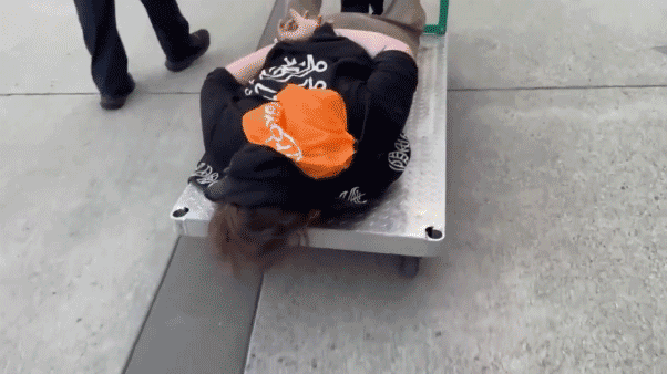 GIF osumnjičenog da se otkotrlja