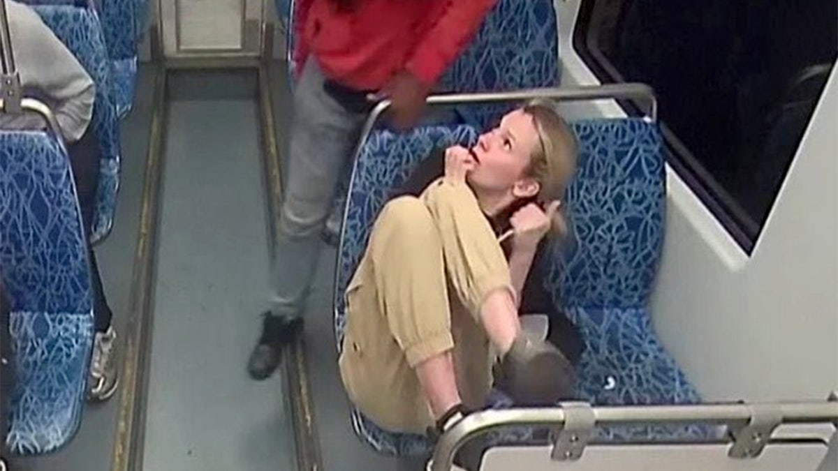 Iryna Zarutska prikazala je nekoliko trenutaka prije nego što se njezina smrt zavijala na svom sjedištu u vlaku u Charlotteu