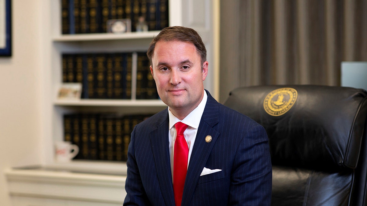 VA Ag Jason Miyares pozira za fotografiju u uredu