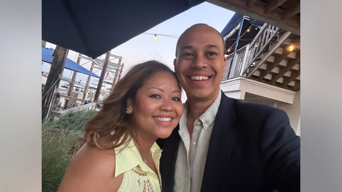 Kandidat za Virginiju AG Jay Jones (desno) i supruga Mavis Jones (lijevo) poziraju za selfie