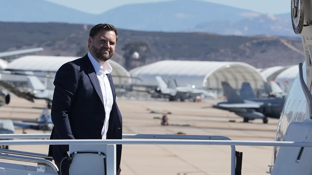 Potpredsjednik JD Vance ulazi u Air Force Two.