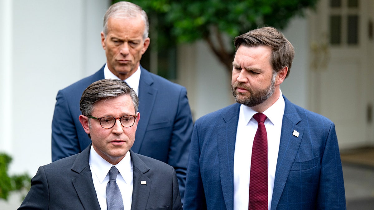 Govornik Mike Johnson, vođa većine John Thune i potpredsjednik JD Vance obratili su se novinarima nakon razgovora o Bijeloj kući