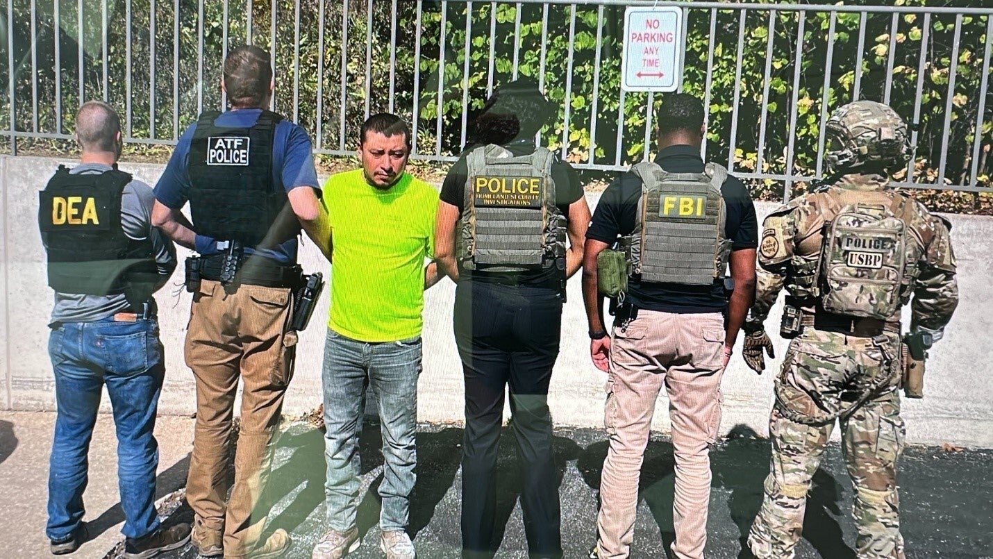 Policija pozira s Juanom Espinozom-Martinezom, za kojeg dužnosnici tvrde da je član bande Latin Kings koji je pozvao na ubojstvo Gregoryja Bovina, visokog dužnosnika granične policije