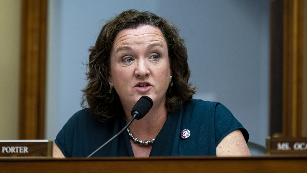 Katie Porter govoreći