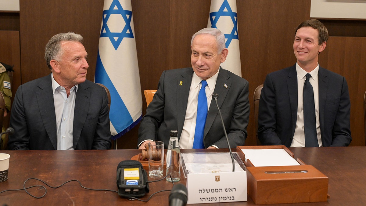 Premijer Benjamin Netanyahu na sastanku kabineta sa specijalnim izaslanikom američkog predsjednika, Steveom Witkoffom i predsjednikovim zetom, Jaredom Kushner
