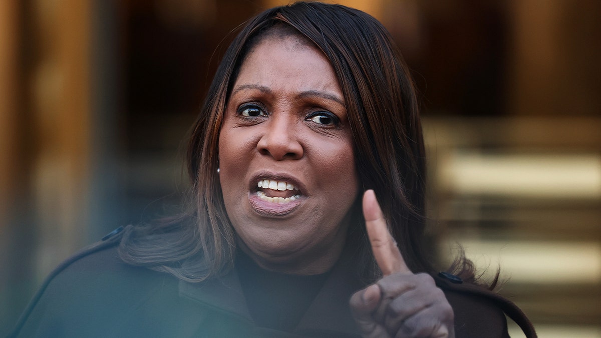 Letitia James ljutito gestikulira i pokazuje prst