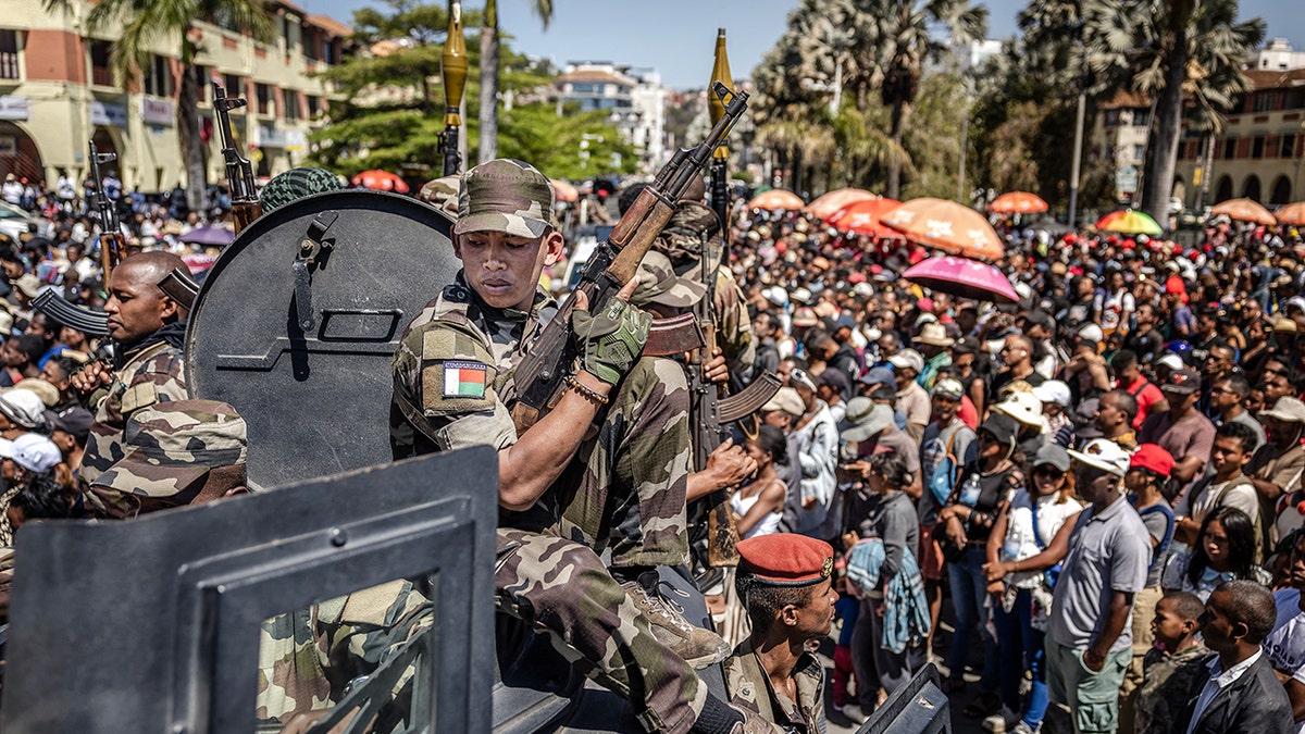Članovi Madagaskarske vojske vojske okružene gomilom