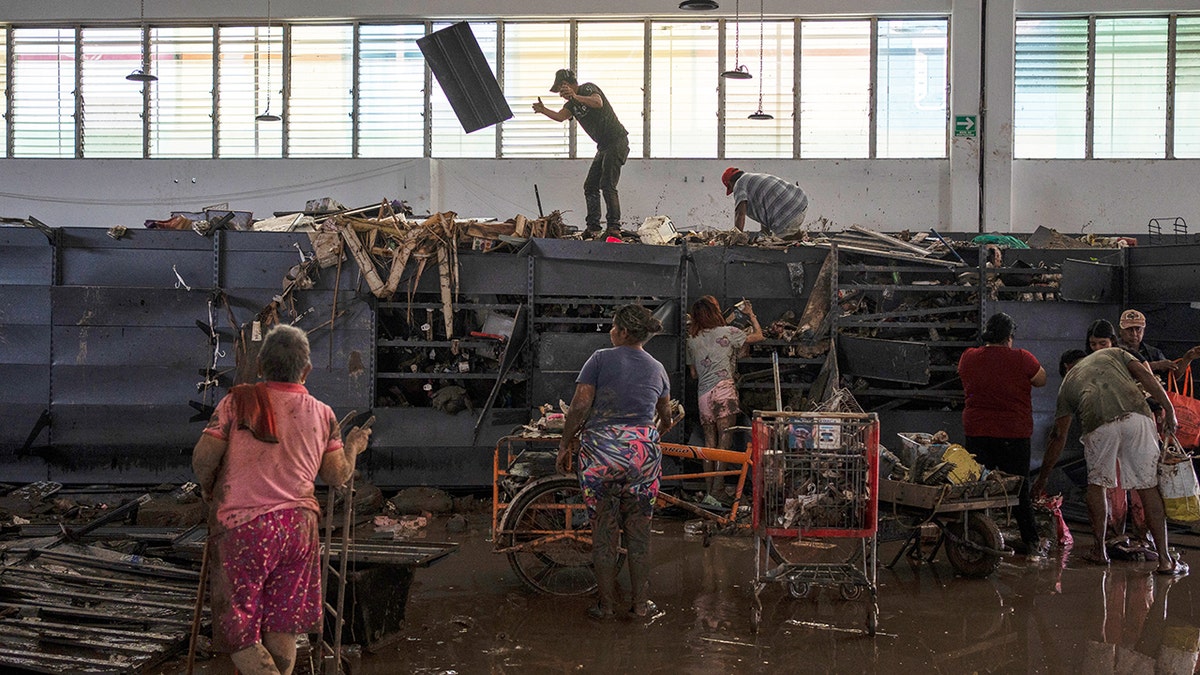 Ljudi pljačkaju predmete s polica supermarketa
