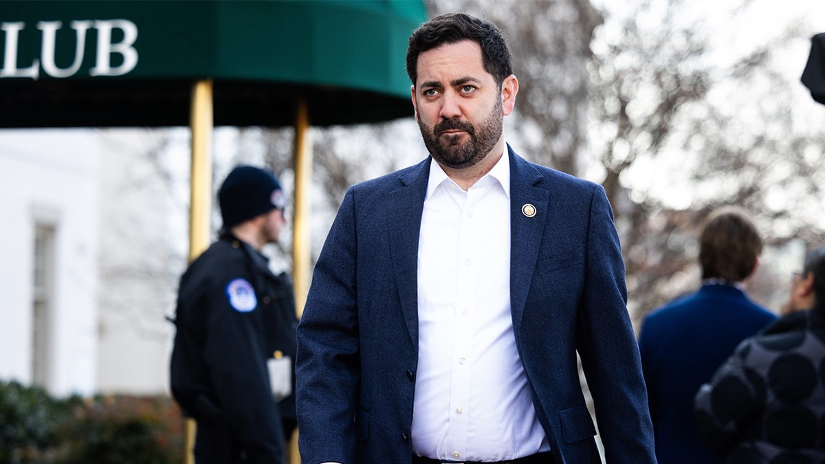 Mike Lawler ispred kluba Capitol Hill u DC-u