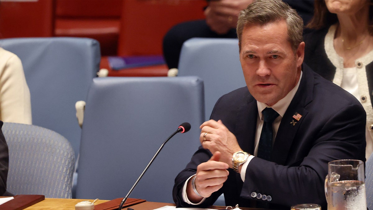 Novi američki veleposlanik u Ujedinjenim narodima, bivši savjetnik za nacionalnu sigurnost Mike Waltz, govori na hitnom sastanku Vijeća sigurnosti Vijeća