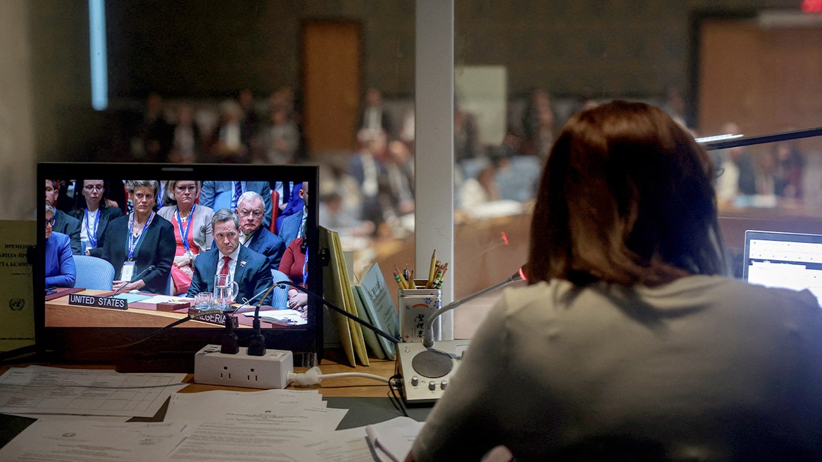 Veleposlanik UN -a Mike Waltz vidi se na monitoru