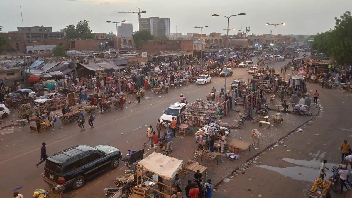 Prepuna ulična tržnica u Niameyu, Niger.