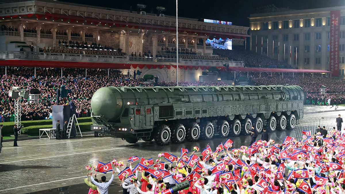 Fotografija sjevernokorejske vlade pokazuje ono što piše nova interkontinentalna balistička raketa nazvana Hwasong-20, tijekom vojne parade u petak, 10. listopada 2025., u Pjongjangu u Sjevernoj Koreji, u petak, 10. listopada, 2025., neovisni novinari nisu dobili pristup prikrivanju događaja prikazanog na ovoj slici koju je distribuirala vlada Sjeverno Korean. Sadržaj ove slike je predviđen i ne može se neovisno provjeriti. Korejski jezični vodeni žig na slici kako je dao izvor glasi: "KcNA" koja je kratica za korejsku središnju novinsku agenciju.