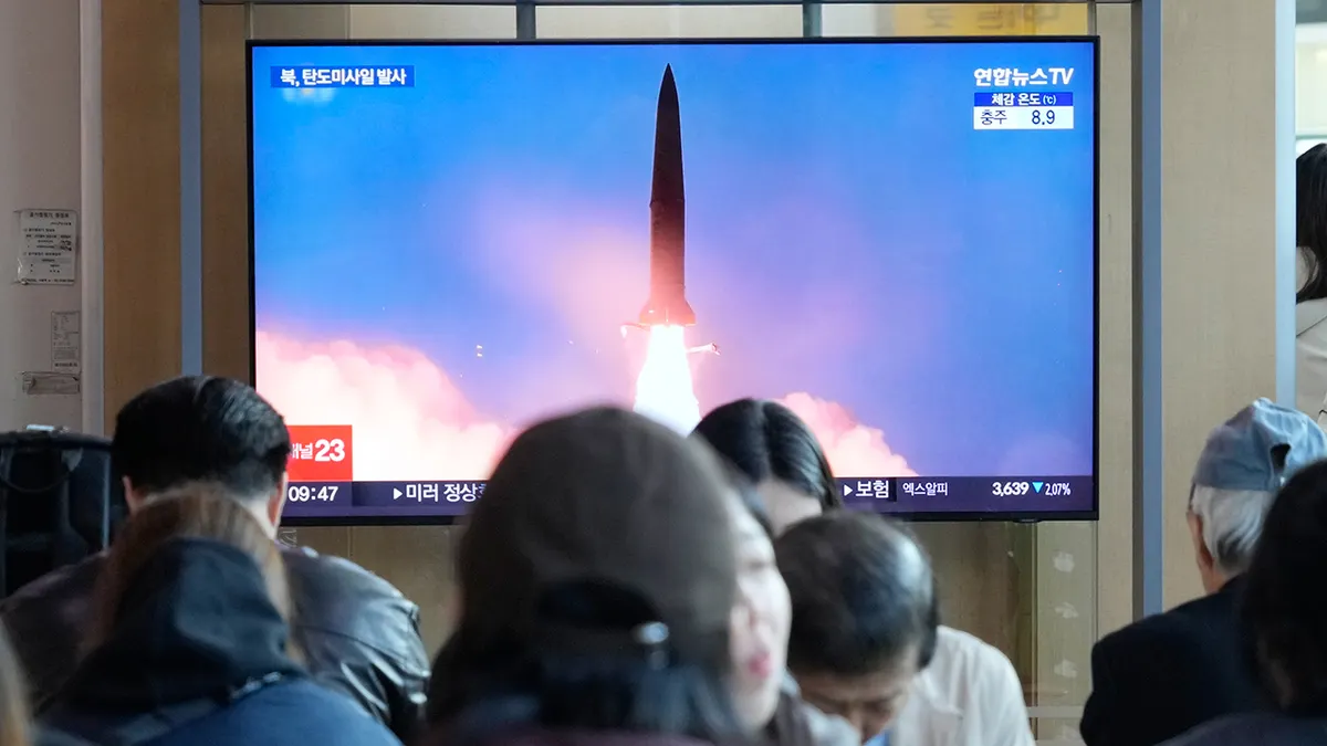 Ljudi u Južnoj Koreji gledaju vijesti o lansiranju sjevernokorejskog projektila